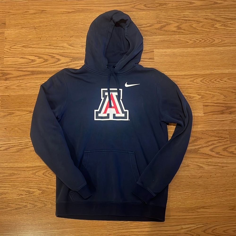 University of Arizona sweatshirt. Size Se M. In great condition!